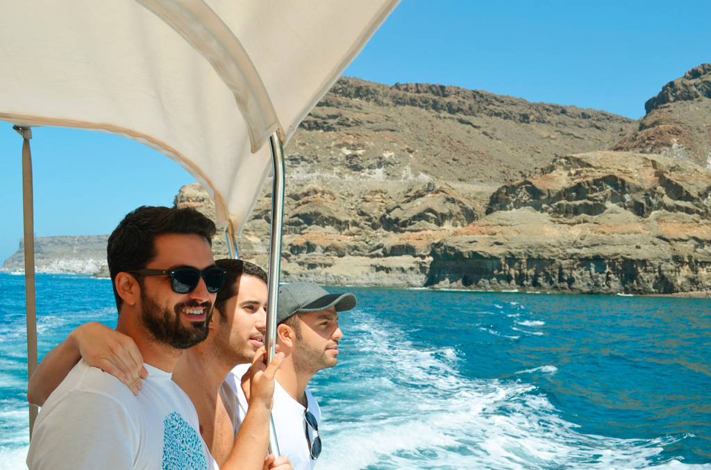 Pasajeros en barco de alquiler en la costa de Gran Canaria