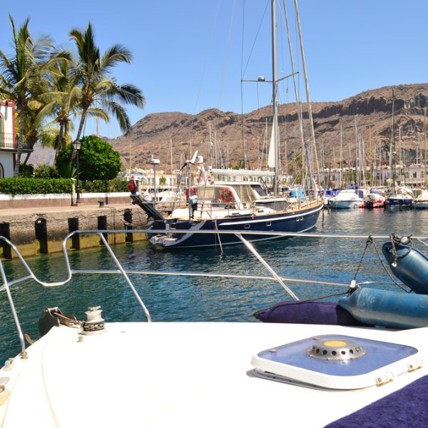 Cubierta de barco en el puerto de Mogán